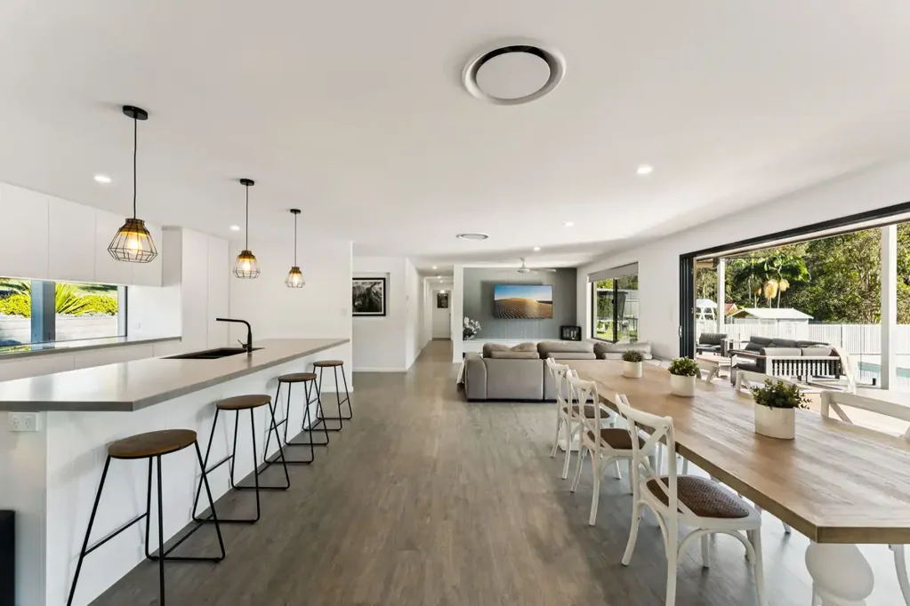 Tallai 4房  Sellers commited Elsewhere - Sophisticated Acreage Living at Its Finest