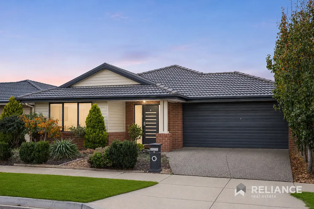 Wyndham Vale 4Phòng ngủ Striking Facade, Palatial Interiors, and Seamless Alfresco Perfection - Moments to Shops, Station, Schools, and Club Jubilee!