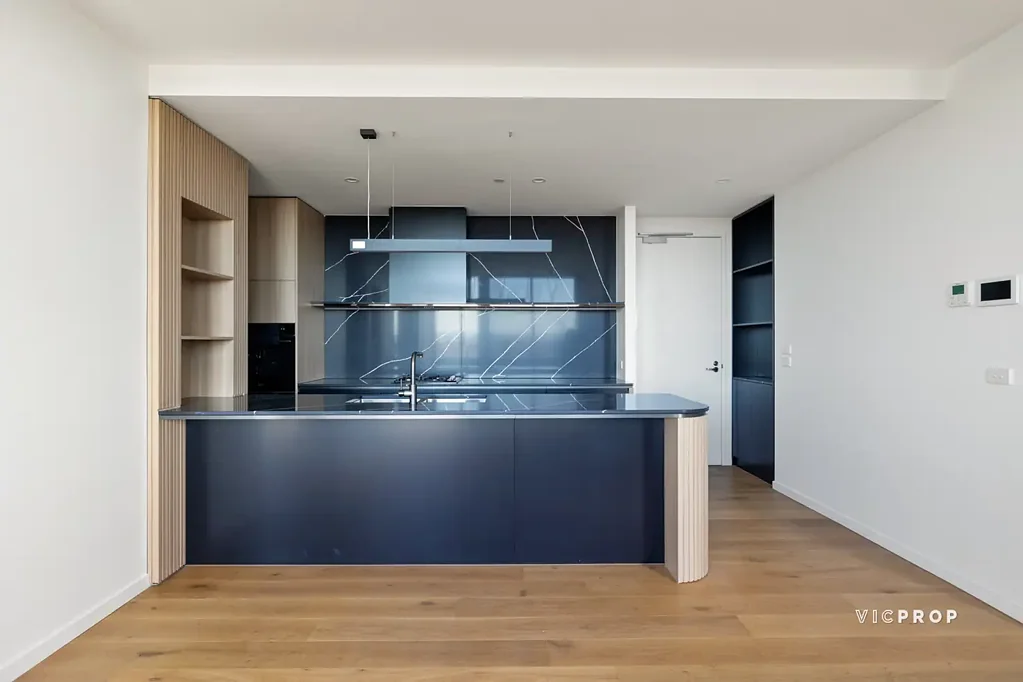LIGHT, VIEWS & LIFESTYLE IN A PRIME LOCATION