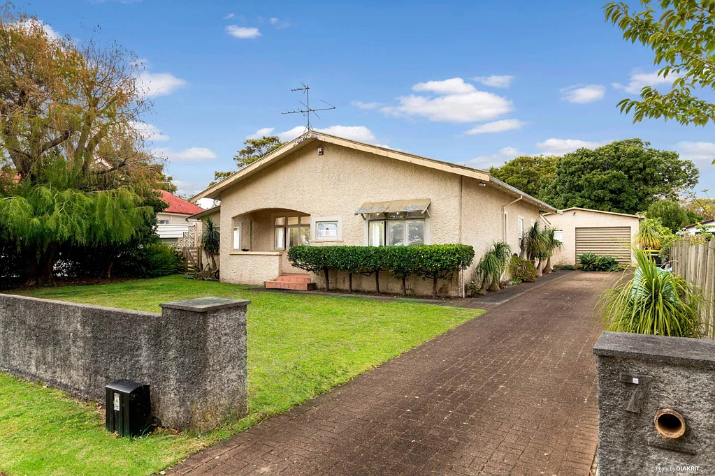 This character-filled stucco bungalow - On Vie...