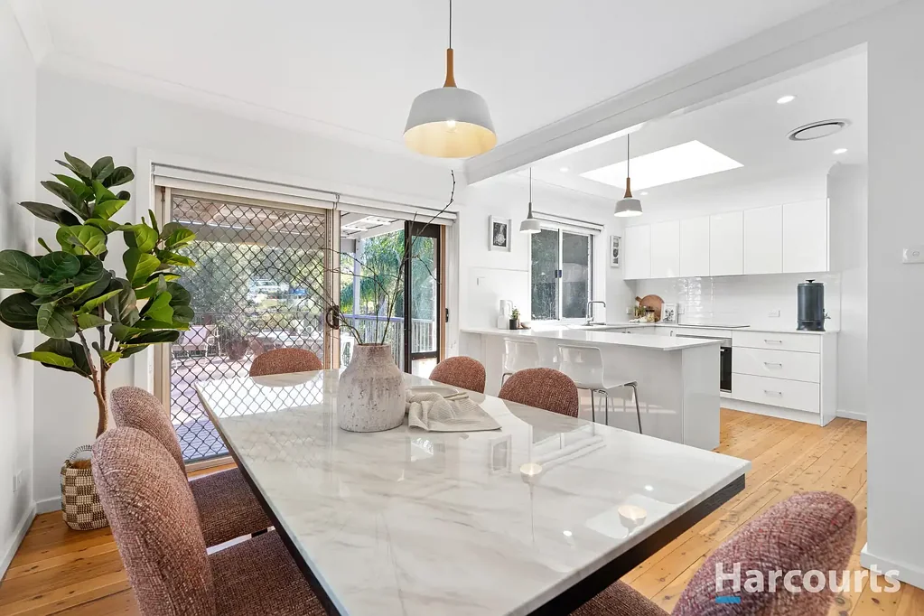 Belmont North 5غرفة نوم Beautifully renovated with a versatile family floorplan in quiet cul-de-sac