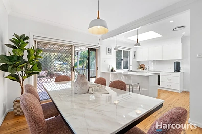 Belmont North 5chambre Beautifully renovated with a versatile family floorplan in quiet cul-de-sac