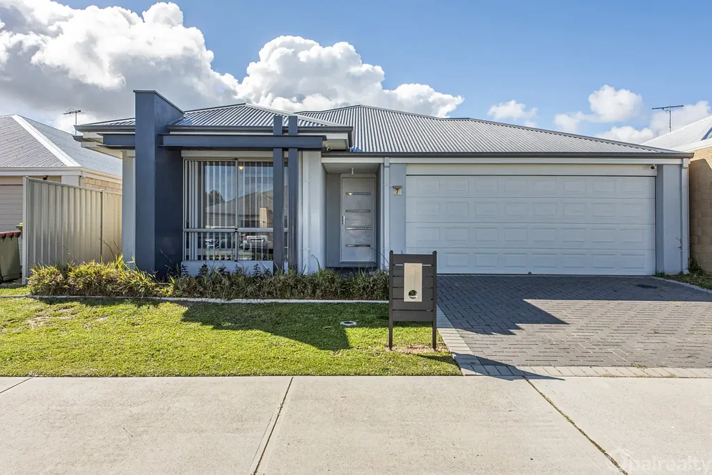 Golden Bay 4房  Spacious Golden Bay living with multiple living zones & entertainer's alfresco