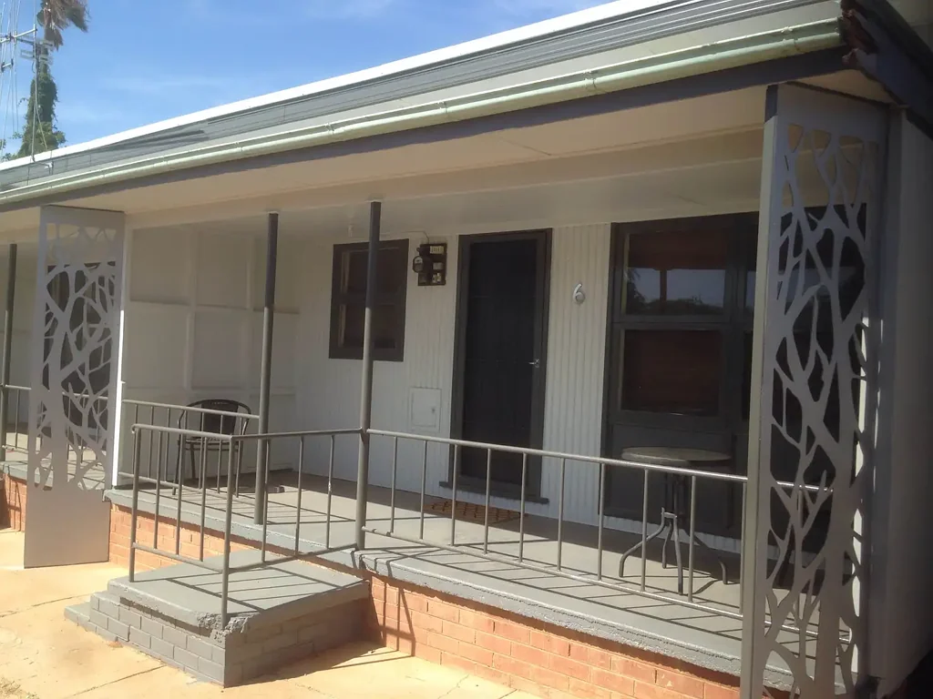 Small unit - great area of town.