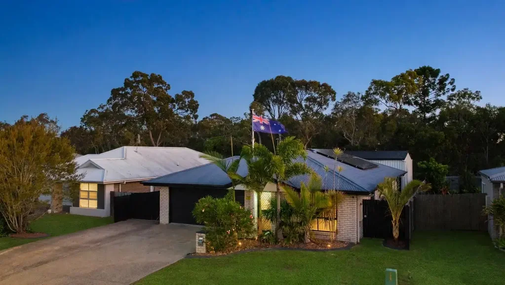 Urangan 3房  The Shed Everyone Wants. The Home You Don't Have To Touch - Tidy, tough, and totally turn-key - this is coastal living done smart.