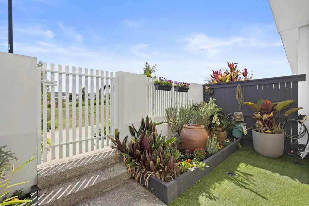 Banya 3 Slaapkamer Sleek & Stylish Townhouse with Premium Parkside Position