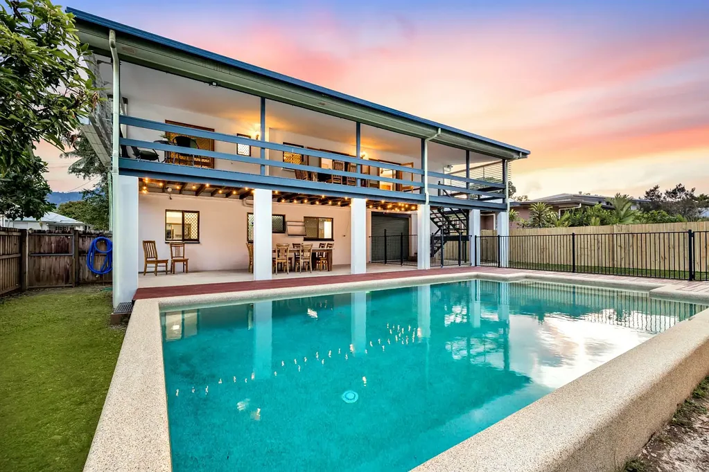 Whitfield 4房  Whitfield Queenslander with Pool and Flexible Living Options
