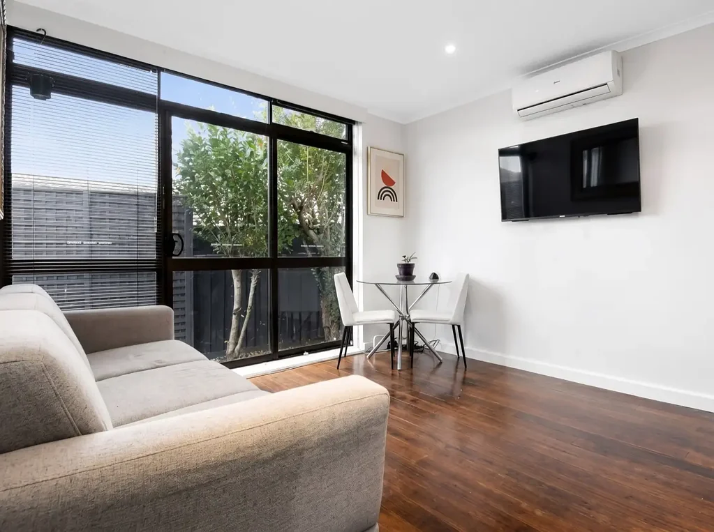 Springvale 2침실 Private Single-Level Living with a Backyard Surprise