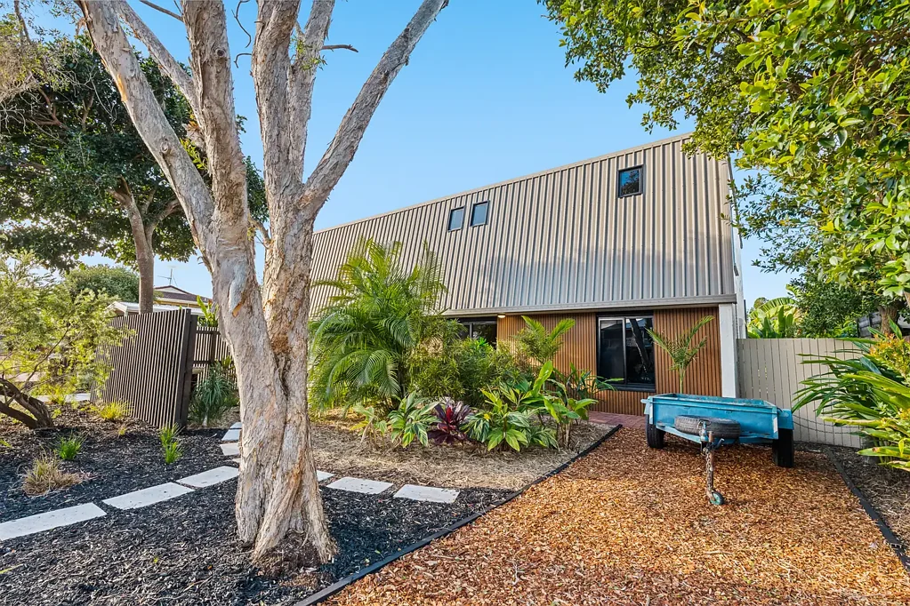 Urangan 6 Bedroom Dual Living Just Steps from the Sand!