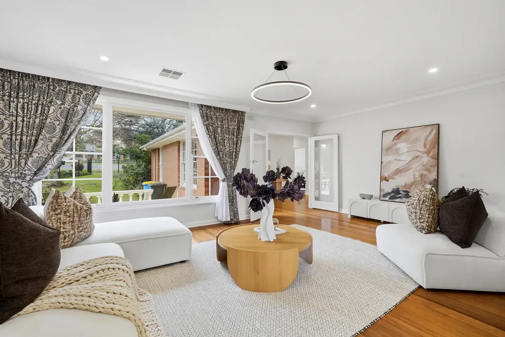 Balwyn North 4房 Balwyn High学区房 砖砌住宅 现代翻新 两层布局 成熟花园 全新厨房 主卧套间 私密泳池 双车库 便捷社区 A Refined Family Sanctuary in the Coveted Balwyn High School Zone