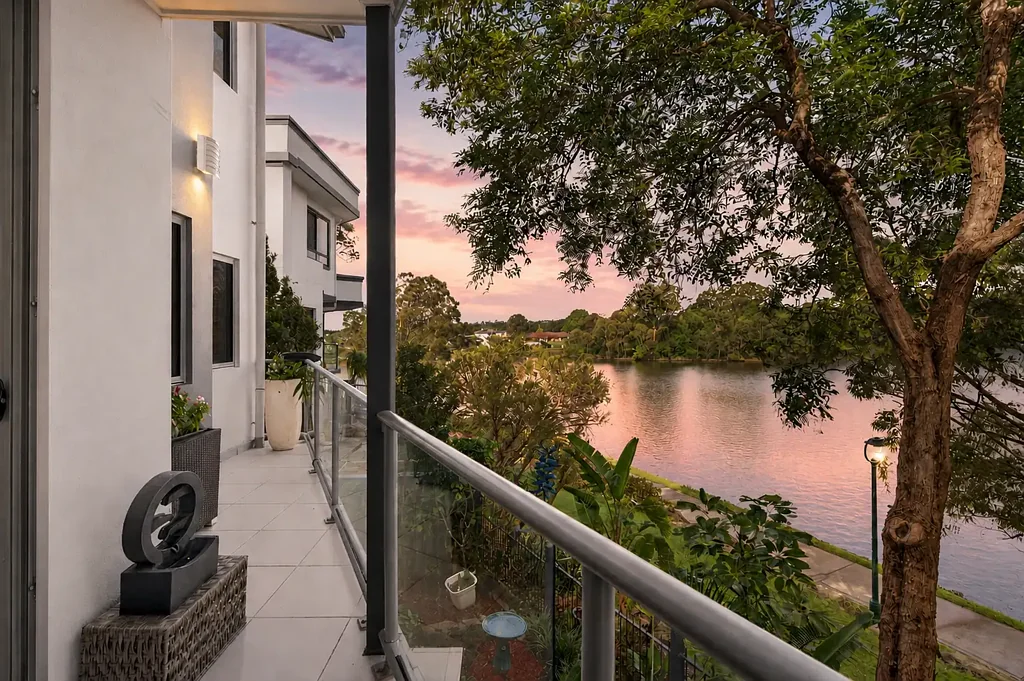 Varsity Lakes 5ห้องนอน Rare waterfront lifestyle opportunity in tightly held Varisty Lakes enclave