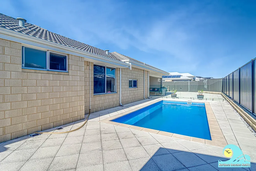 Yanchep 3房  COASTAL AND MODERN LIVING WITH POOL ON A CORNER BLOCK IN YANCHEP GOLF ESTATE!