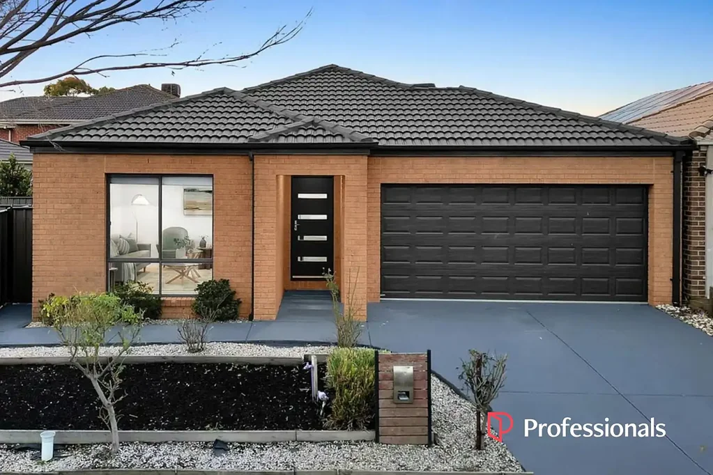 Stunning Family Home in Clyde North - Close to School
