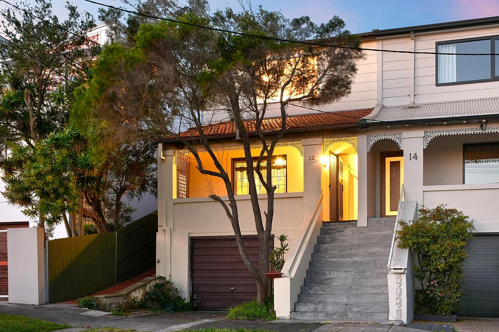 Maroubra 4房 宁静阳光，建于1920年代的半独立屋，距 Maroubra Beach 仅数步之遥 Serene & Sunny c1920s Semi Moments to Maroubra Beach