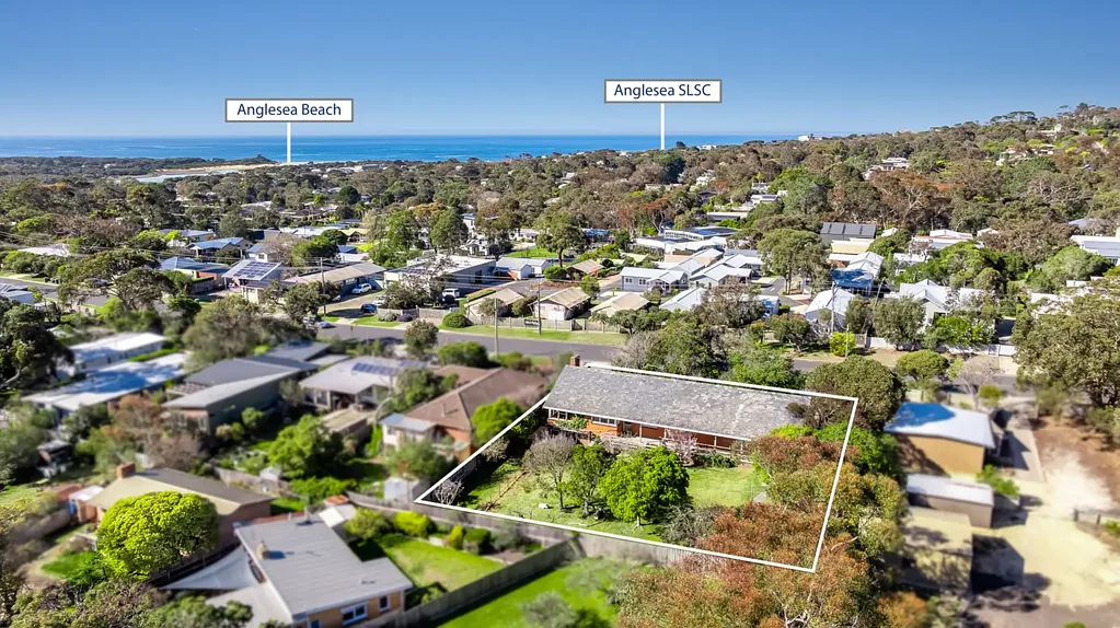 Anglesea 3房  Develop, Renovate or Build Your Dream Home - A Coastal Classic on Two Titles!