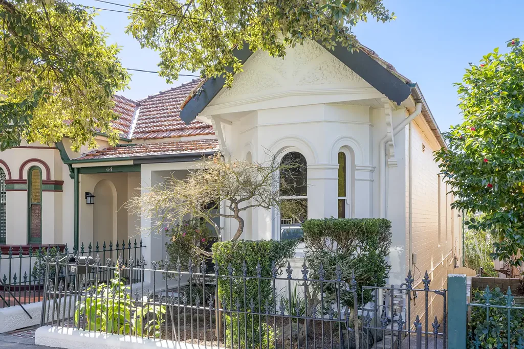 Stanmore 3ਬੈੱਡਰੂਮ Character semi / tasteful updates / north-facing outdoors
