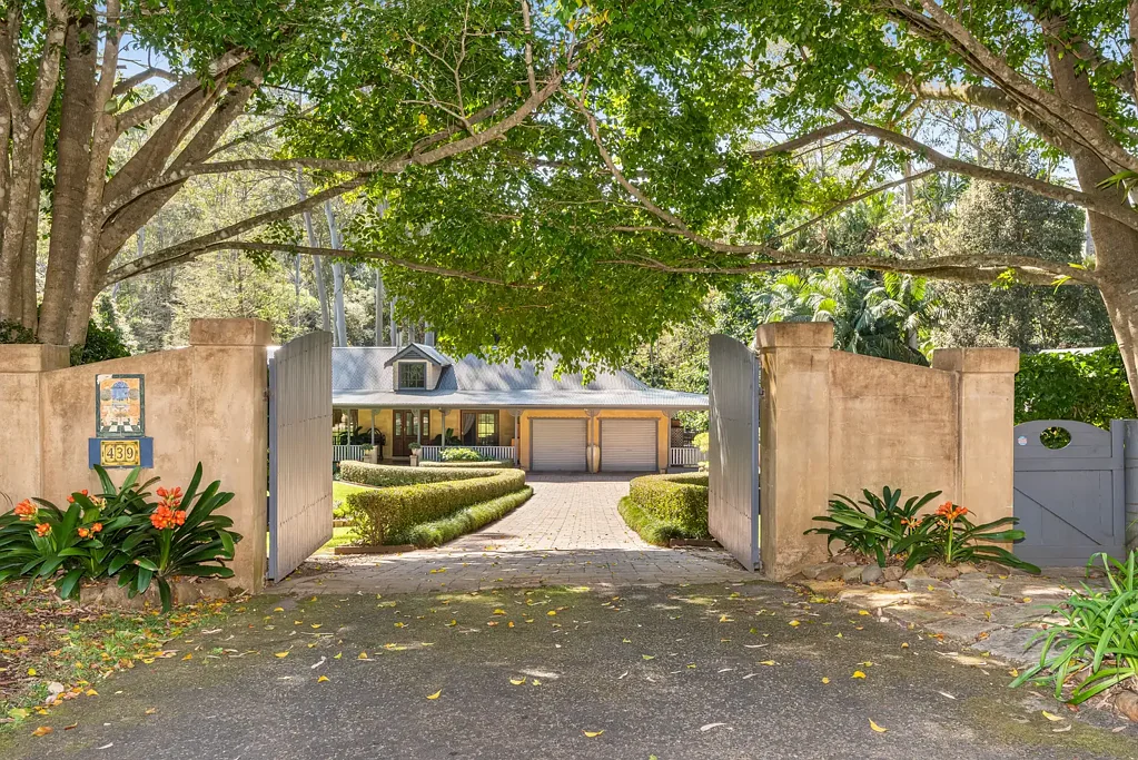 Holgate 4غرفة نوم A Single-Level Homestead on 2.5 Acres of Manicured Grounds and Timeless Charm