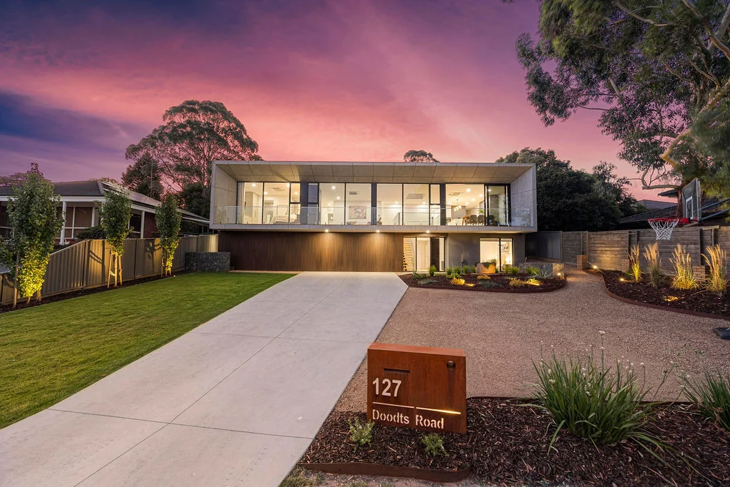 Ballarat North 5房  Exquisite Two-Storey Luxury with Unparalleled Elegance and Sweeping Views