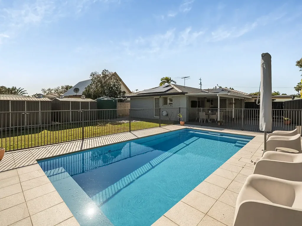 Brighton 3Habitaciones Stylishly Renovated Family Home with Pool, Side Access & Walk to the Waterfront!