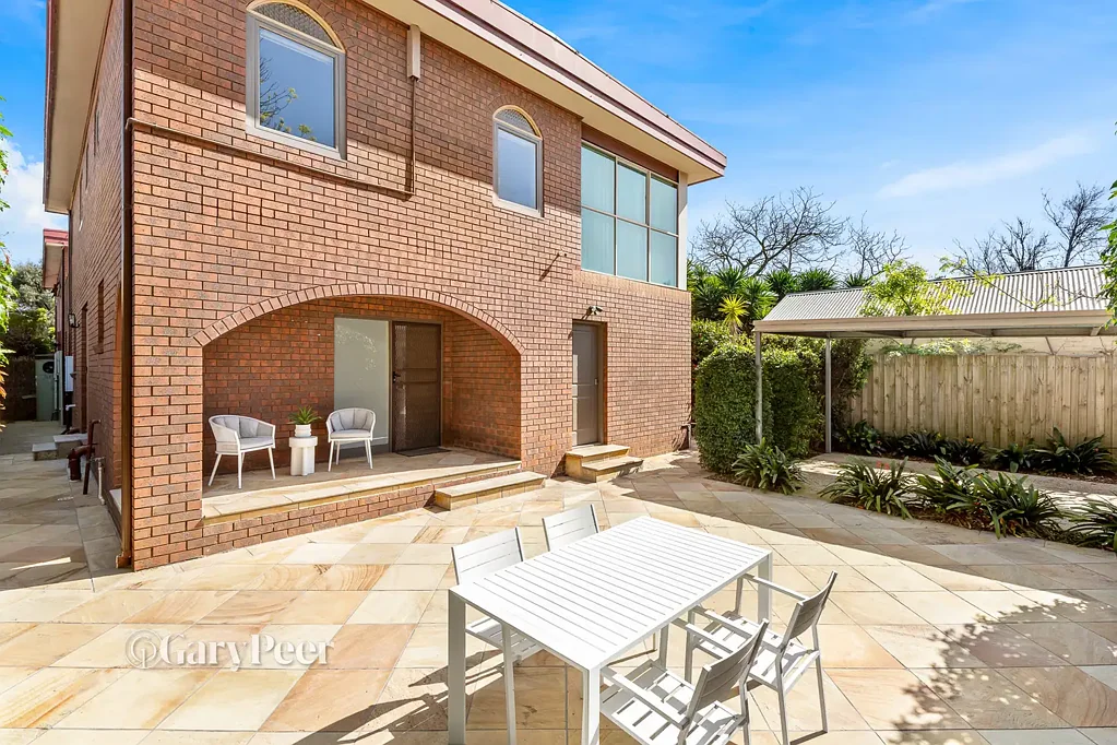 Caulfield North 3બેડરૂમ House sized proportions in a prized parkside location