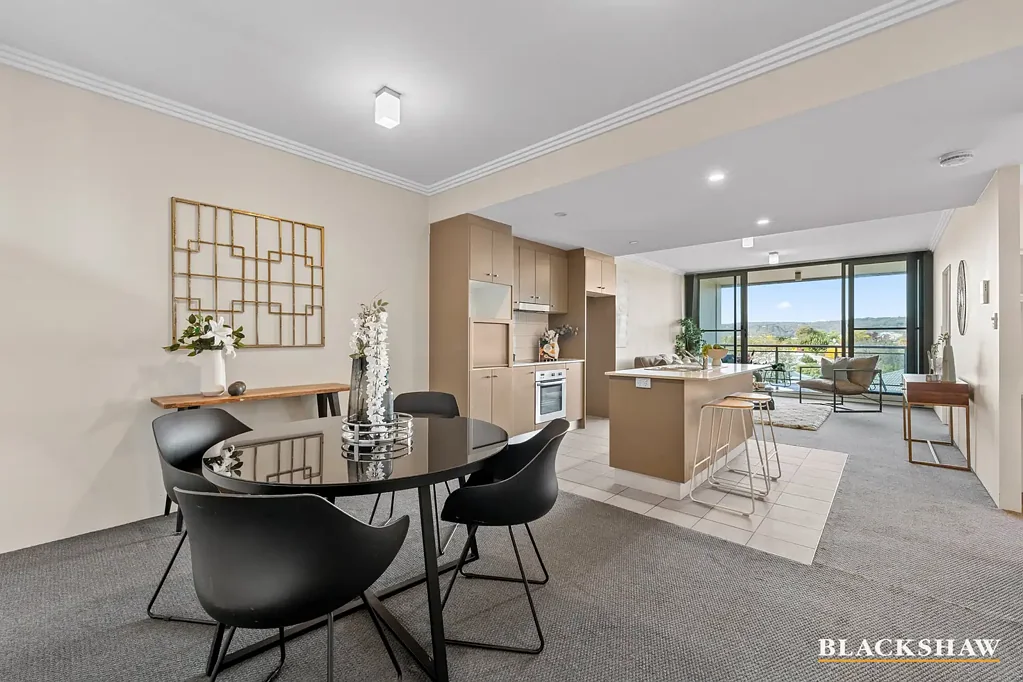 Queanbeyan 2房  Top Floor Living with Space, Light & 180° Views