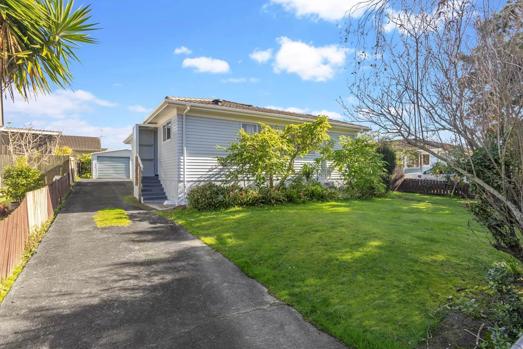 Clendon Park 3部屋 Freehold Gem with Room to Grow – CV $670,000!