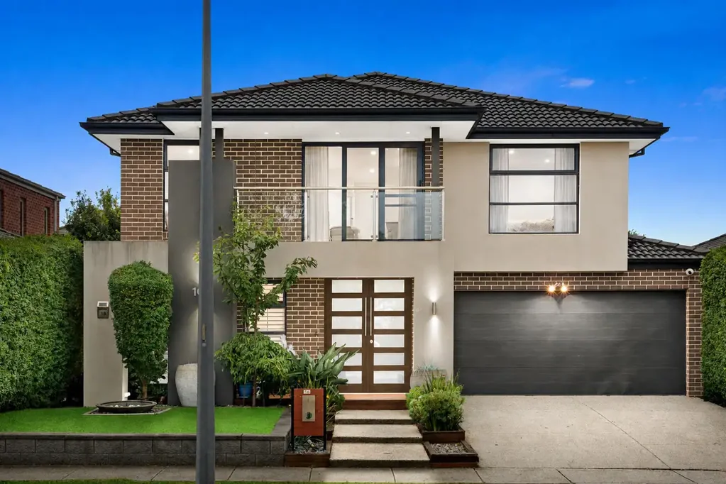 Point Cook 4 Bedroom Grand Family Living with Study, Multiple Living Areas & Alamanda School Zone...!!!
