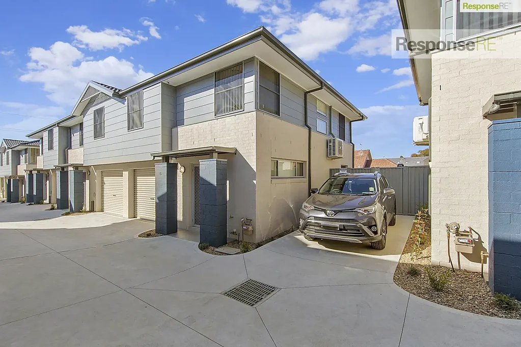 Stylish Four-Bedroom Townhouse & Convenient Location!