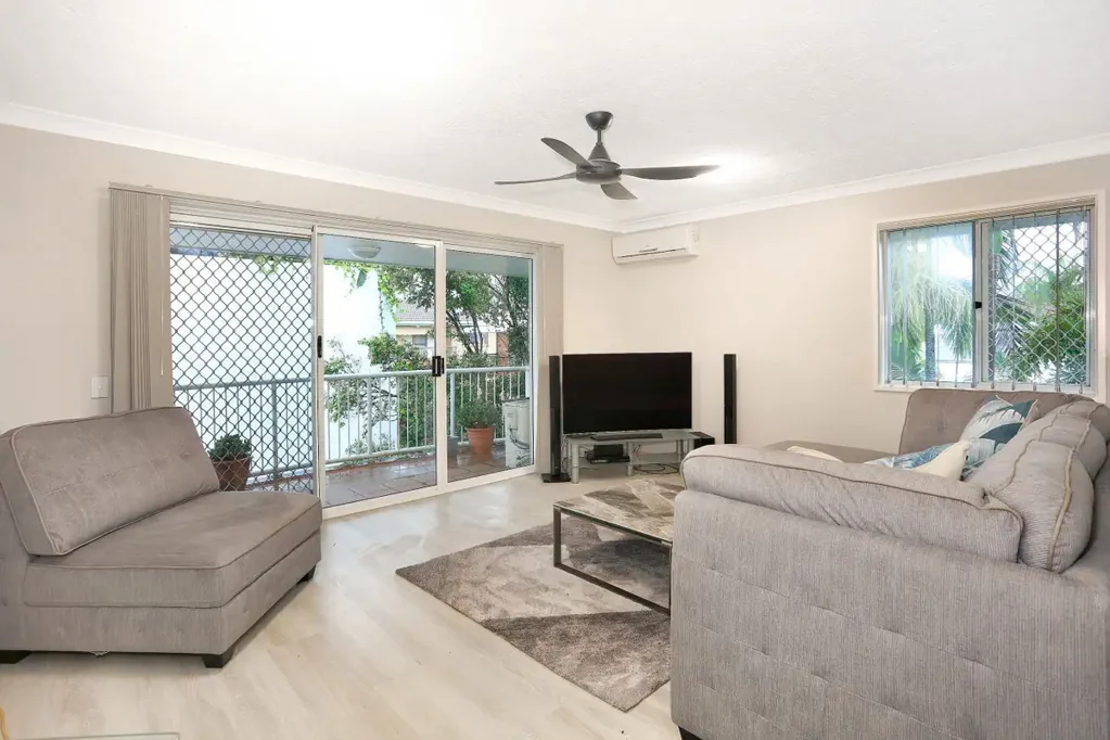 TOP FLOOR UNIT IN BROADBEACH!