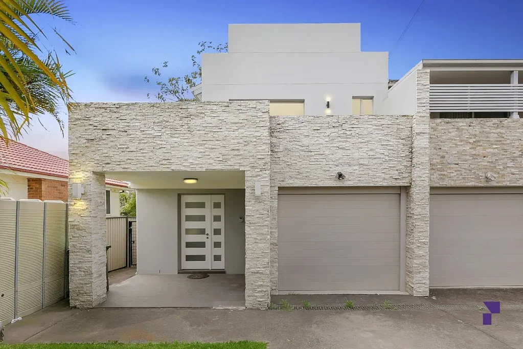 Greenacre 4Kwarto Sophisticated duplex home reveals a stylish family-oriented design