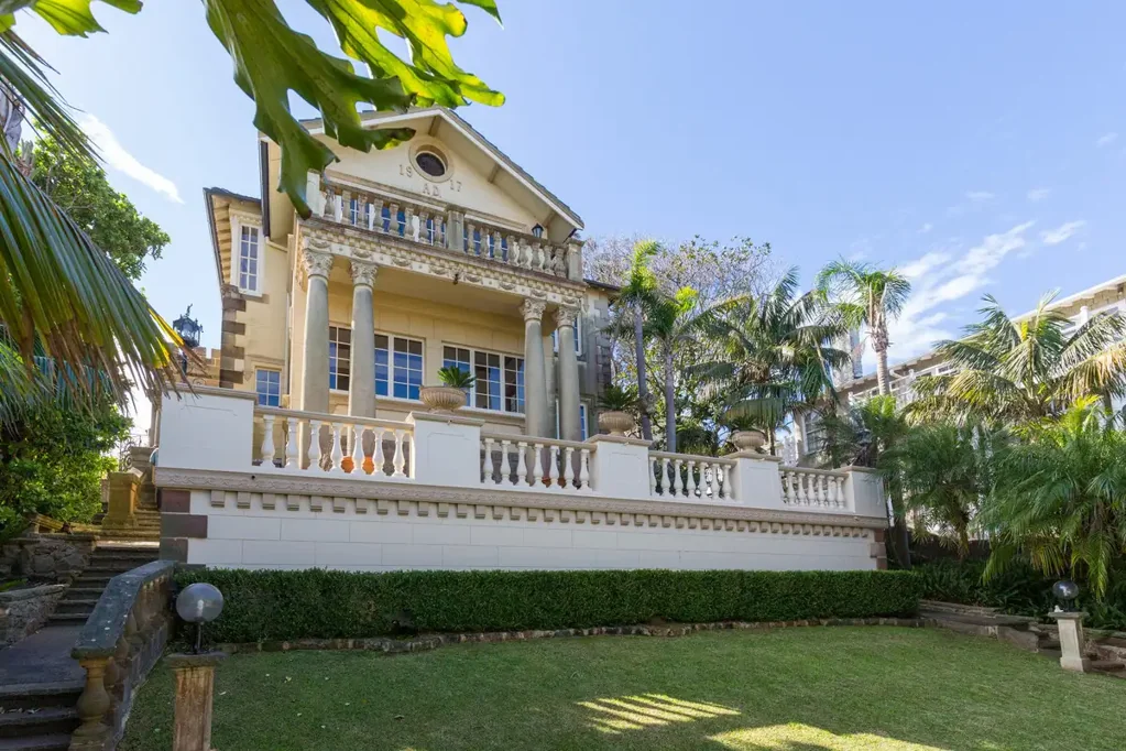 GRAND PRIVATE RESIDENCE WITH OUTSTANDING HARBOUR VIEWS