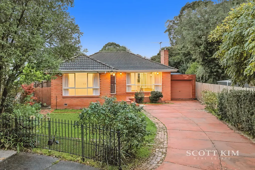 Glen Waverley 4房 宽敞四卧 896sqm地块 充足阳光 多功能空间 优质电器 户外娱乐区 便捷学区 中心地段 购物近便 Spacious Family Living on 896sqm in Quiet Court Location