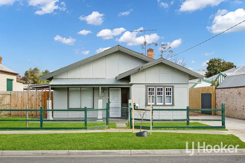 Bacchus Marsh 3房 Bacchus Marsh核心地带 宽敞678sqm地块 三卧舒适实用 马路对面医院 步行即达商店 一分钟到学校 体育场近便 罕见热门区域机会 Family Living & Investment Opportunity in Prime Bacchus Marsh
