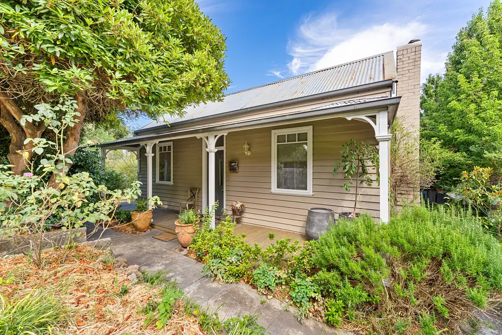 FULLY FURNISHED & GARDENING INCLUDED