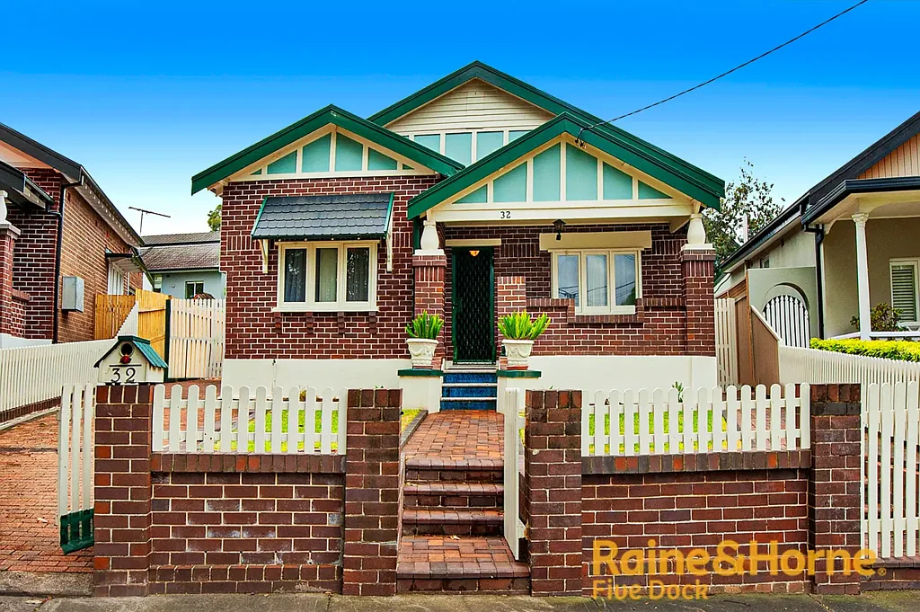 Gorgeous 3 bedroom Character Filled Classic ~ Central to Village Lifestyle Comforts
