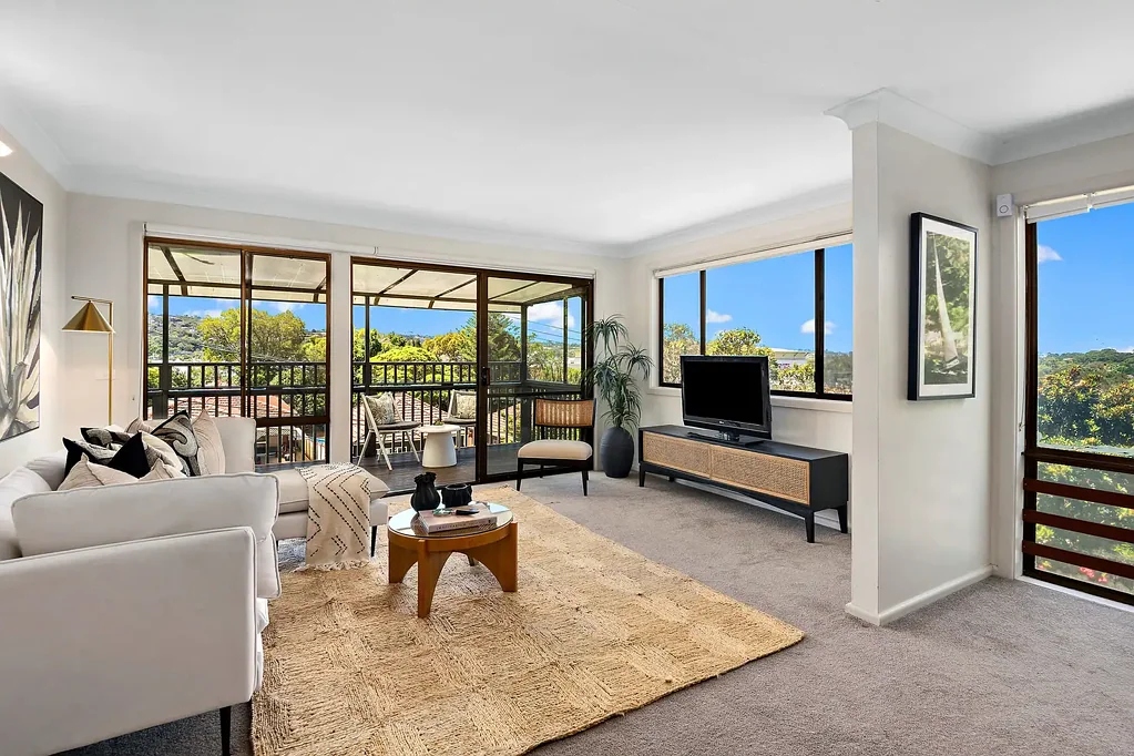 Exceptional upper level Duplex in prime beaches location