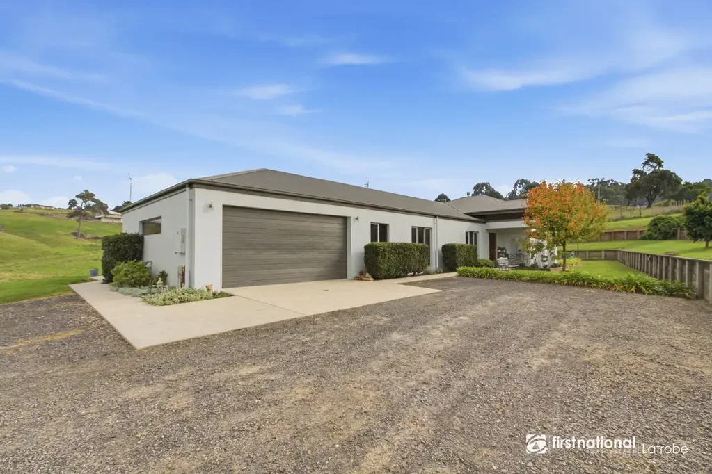 Yallourn North 4房  Modern Home with Expansive Shed and Hilltop Views