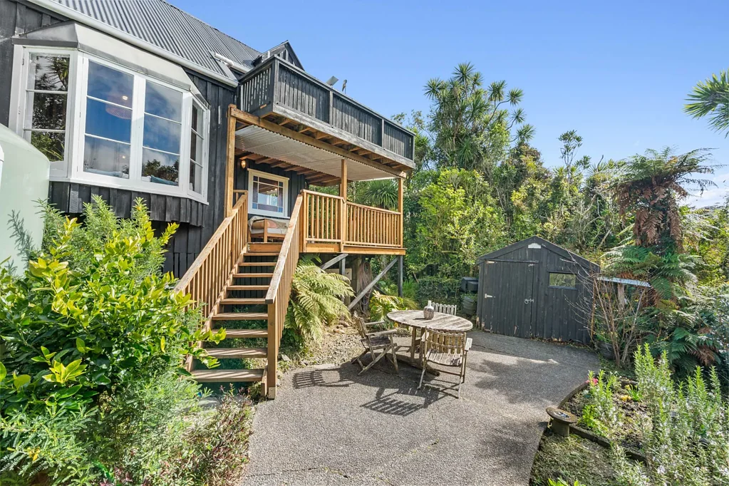 Anawhata 3Kwarto Coastal Charm Meets Native Bush Serenity