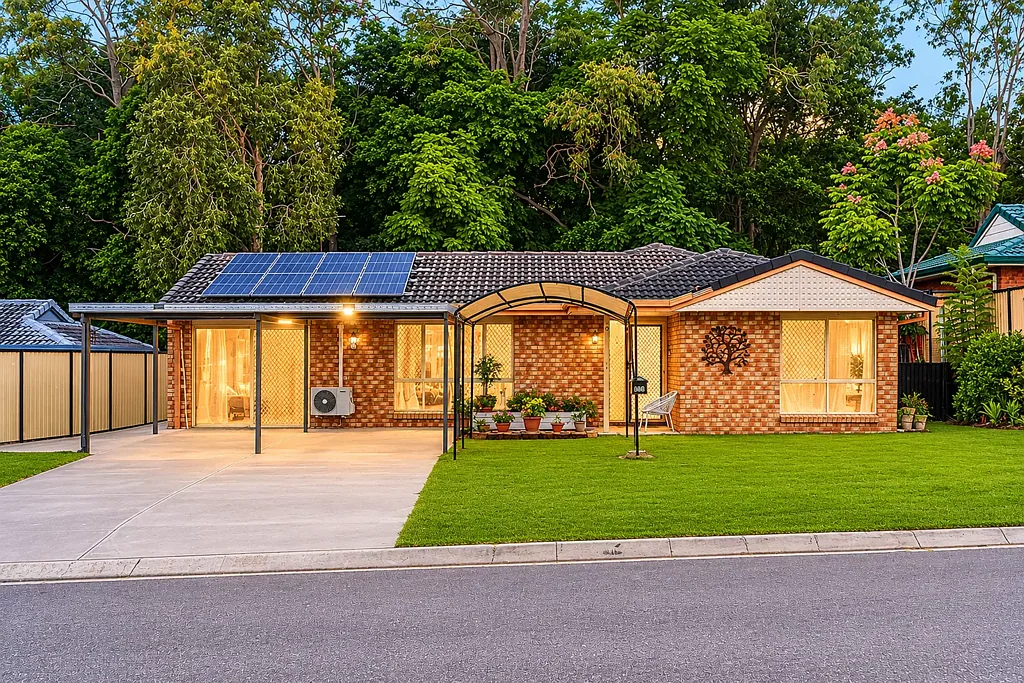 Boronia Heights 5房 宽敞五卧 600m²地块 主卧带套 多区生活 瓷砖地板 车库灵活 太阳能供电 户外娱乐区 **AVAILABLE NOW** Spacious 5 Bedroom Family Home with Multiple Living Zones! Be QUICK!!!
