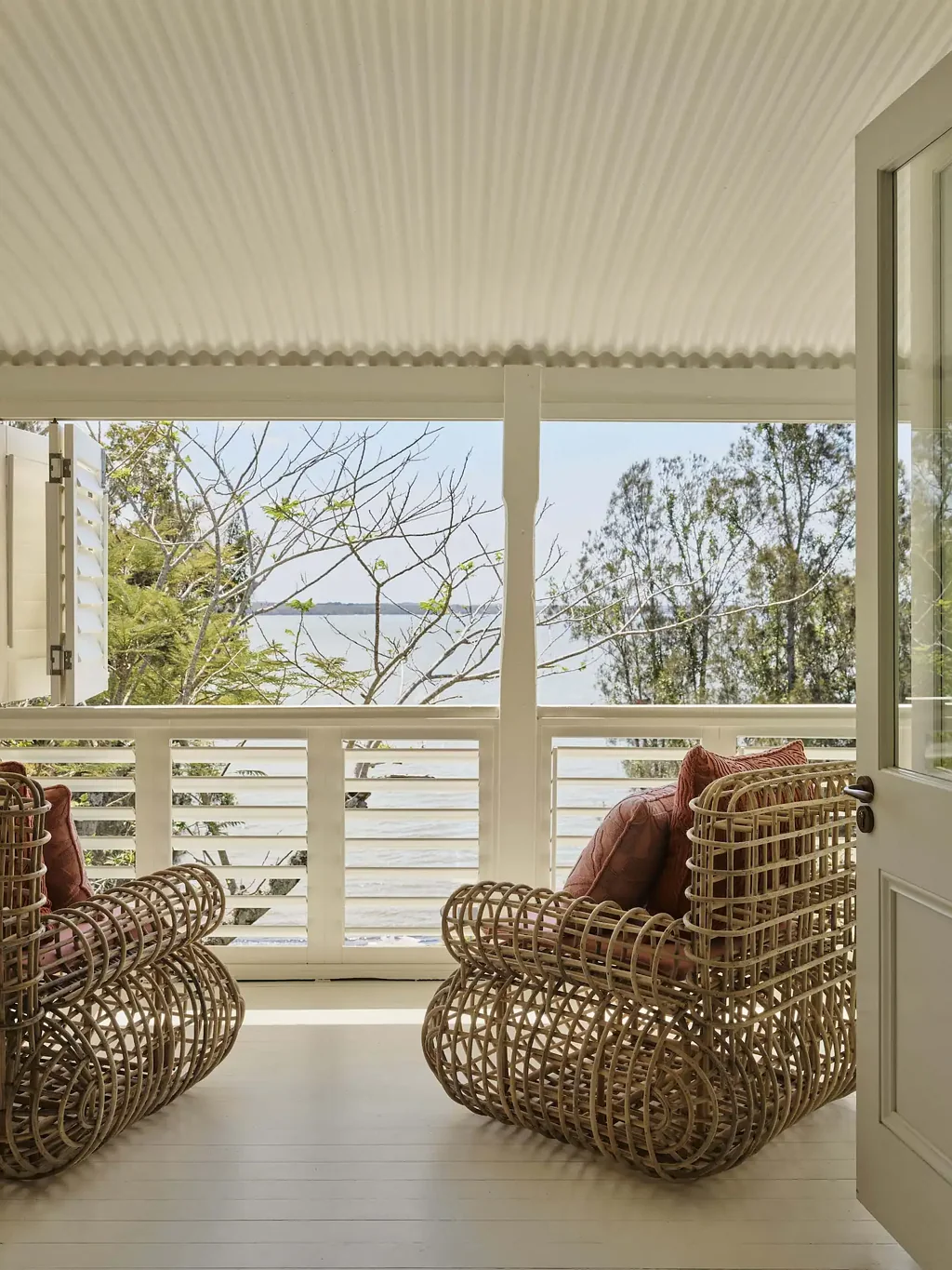 Boreen Point 5Zimmer ' Le Bateau Ivre'  A Lake front beautifully curated Queenslander with guest accomodation on a double block.
