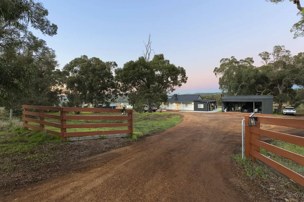Lower Chittering 5房  Rare 11acres with Spring Fed Dam & Stunning Family Home