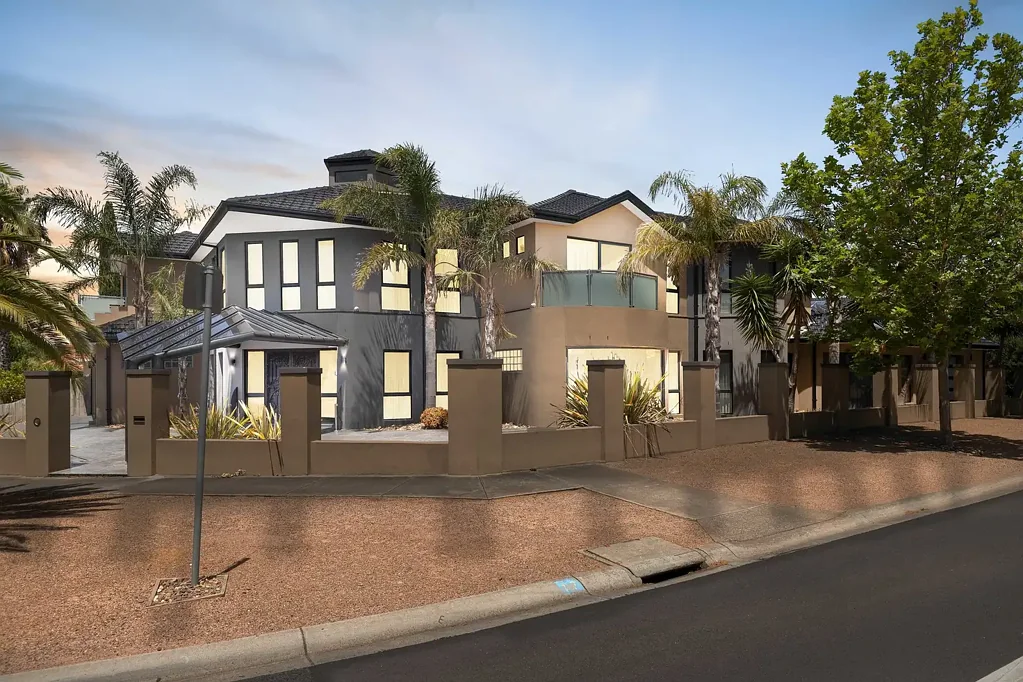 17 Palmerston Crescent, Taylors Lakes, VIC 3038