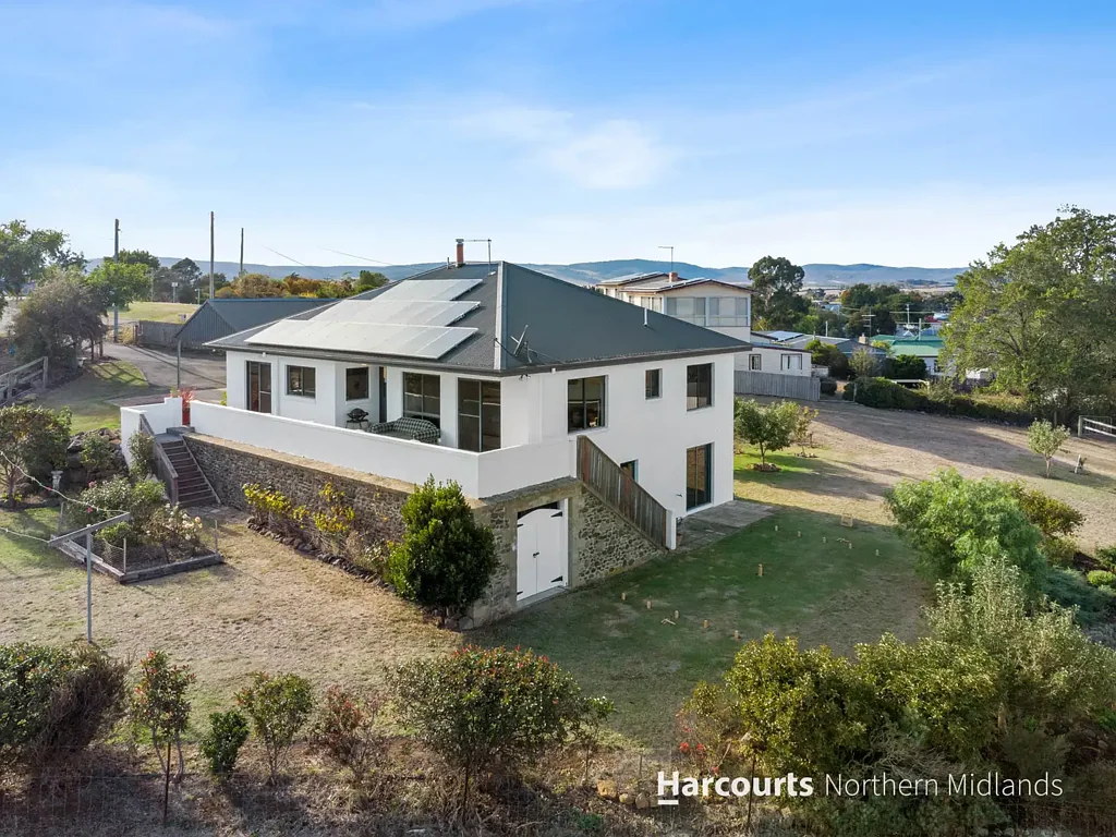 Campbell Town 3 Bedroom Spacious Family Retreat with Mountain Views and Rural Serenity