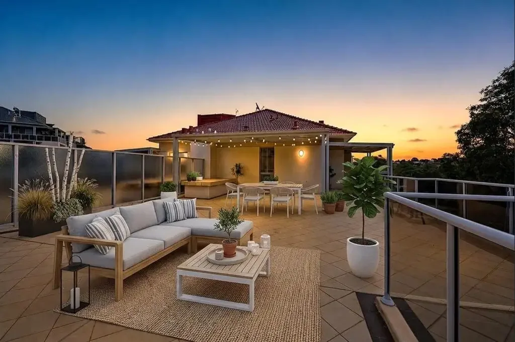 2 BEDROOM PENTHOUSE WITH ENTERTAINING TERRACE.