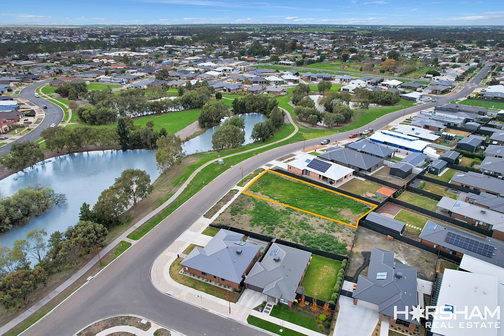 Horsham Stunning Water & Parkland Views