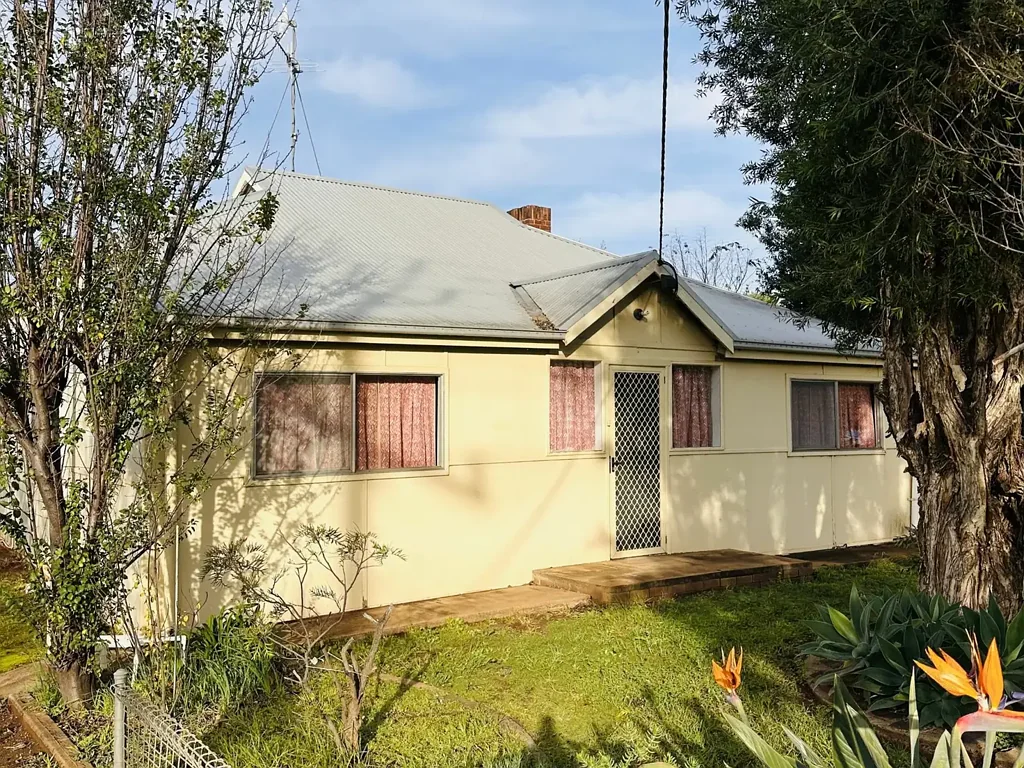 24 MERRIGAL STREET GRIFFITH