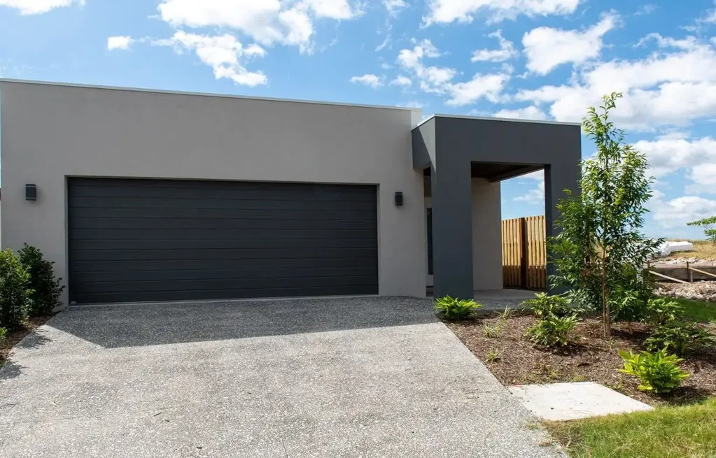 FAMILY HOME IN PEACEFUL AMITY ESTATE