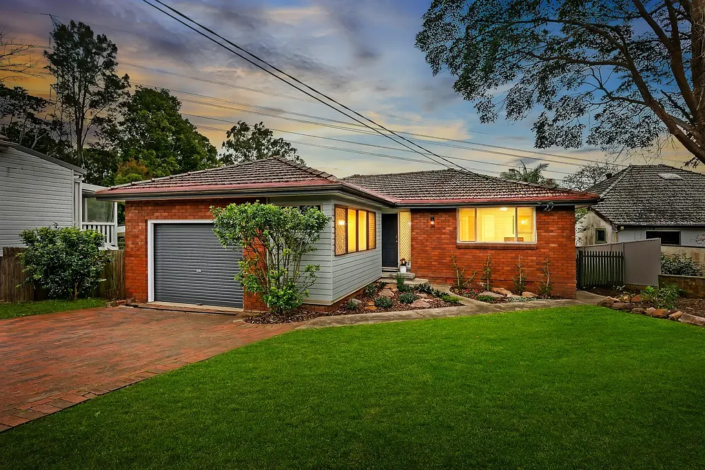 Pennant Hills 4Kwarto Cottage Charm, Absolute Convenience: Walk to Everywhere Lifestyle on 1088sqm