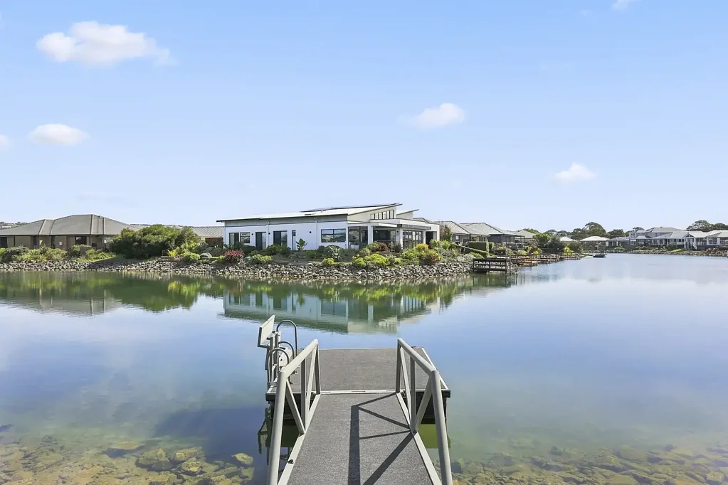 Victor Harbor 3Kwarto Waterfront Living with Space, Security & Lifestyle Appeal!