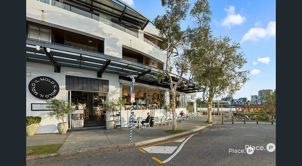 Bulimba 3房 现代装修精装 优质家电配置 高度私密性 采光充足 便捷市中心位置 私人围栏入口 多处户外休闲空间 舒适生活体验 The Ultimate Bulimba Sanctuary: Modern Elegance Meets Village Charm